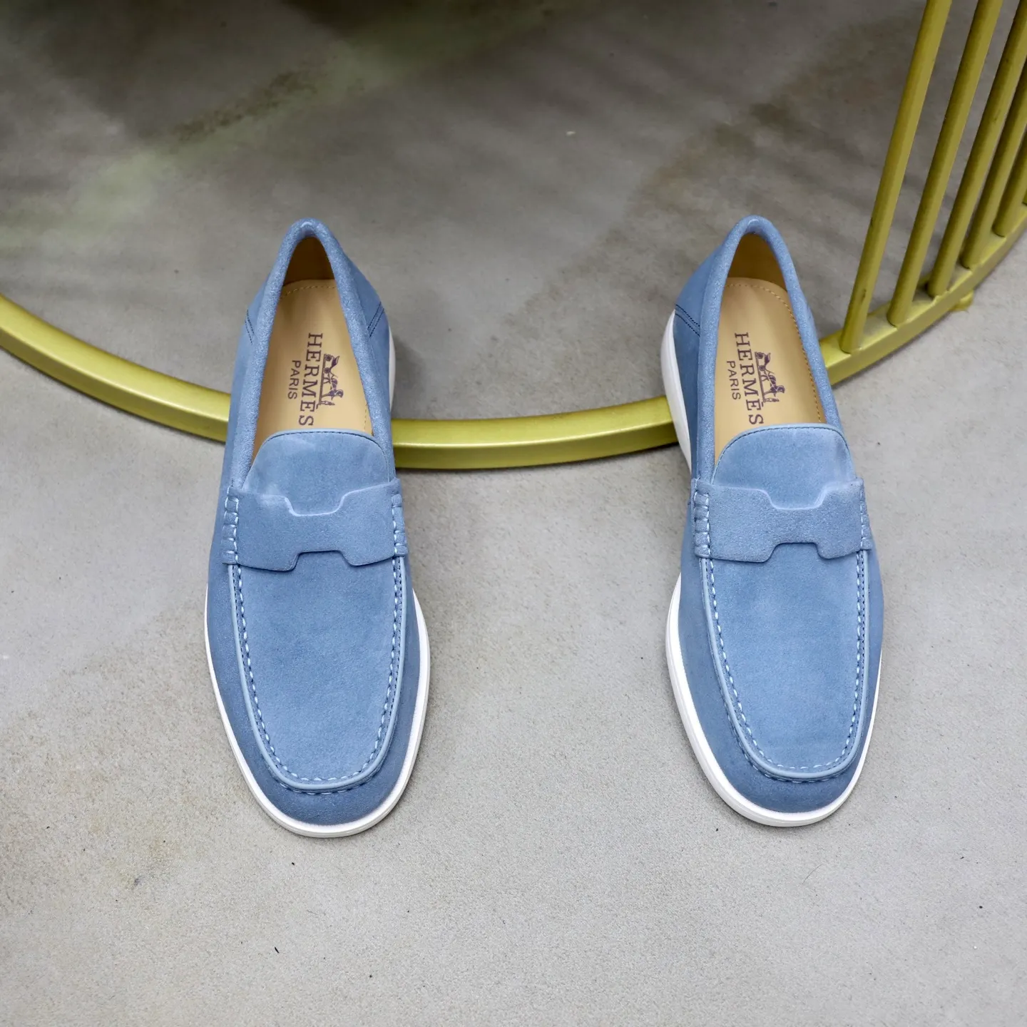 Ex-factory price: 540💰Hermès/Hermès slip-on men's shoes. This shoe is made of imported cow suede leather, with simple and smooth lines, and a 3CM rubber foam ultra-light sole combined with aerodynamic design! Youthful and fashionable, H button decoration, contrasting leather embellishment on the heel, calf lining to gently wrap your feet, with embossed logo cowhide feet, leather rock strips, casual and urban style, highlighting youthful vitality, sports and leisure version, super versatile Size number: 38-39-40-41-42-43-44 Standard leather shoe size (45 can be customized but does not support returns)
